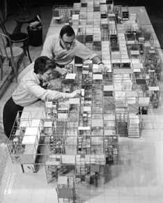 「 アメリカ博覧会」の展示模型“ジャングルジム” とネルソン・オフィスのスタッフ モスクワ　1959年 Photo: Vitra Design Museum Archiv 