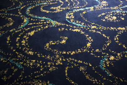 ゲストルームのカーペットは、茶の湯を彷彿させる江戸の伝統色である群青色。